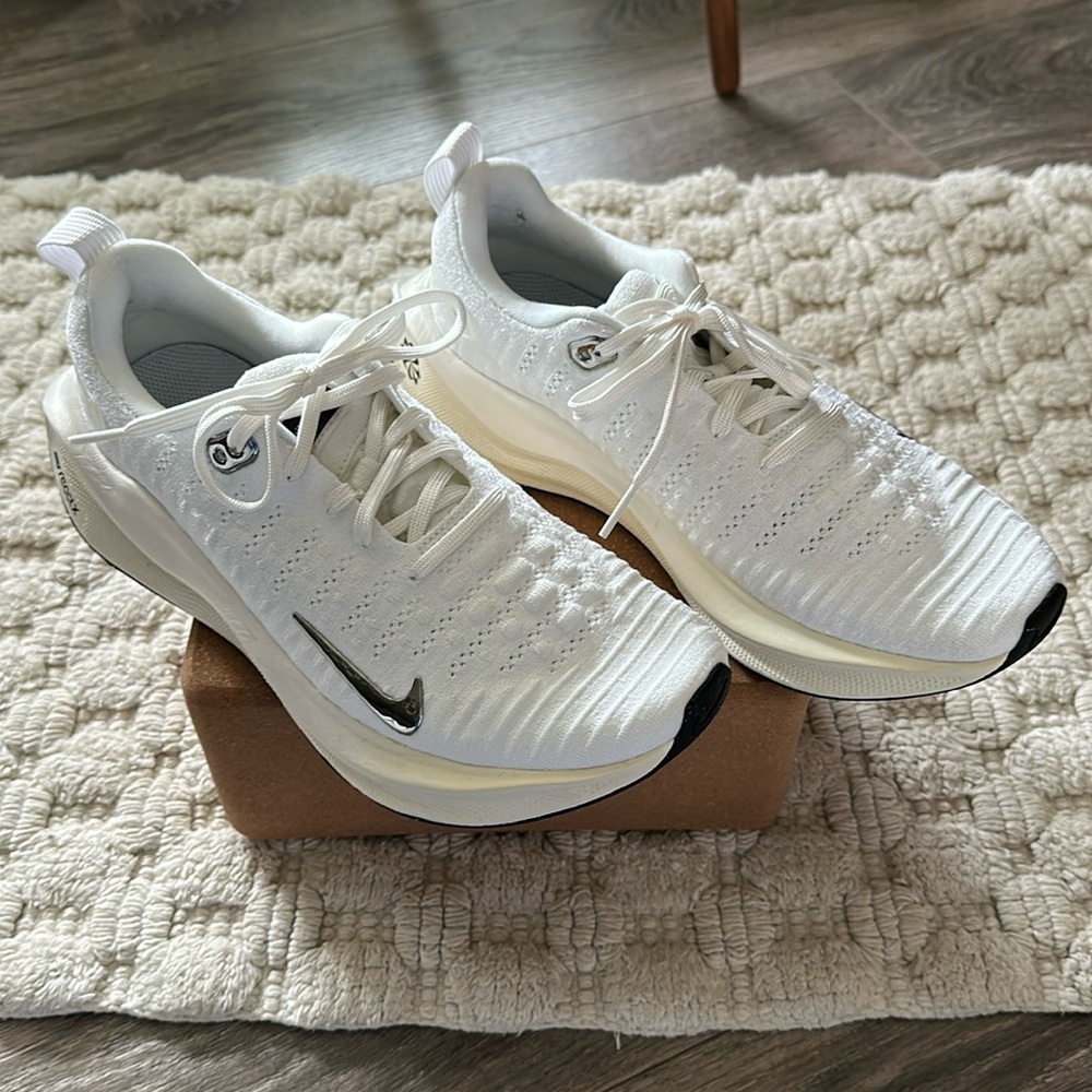 Women’s Nike InfinityRN 4 | White and Silver | Size 9